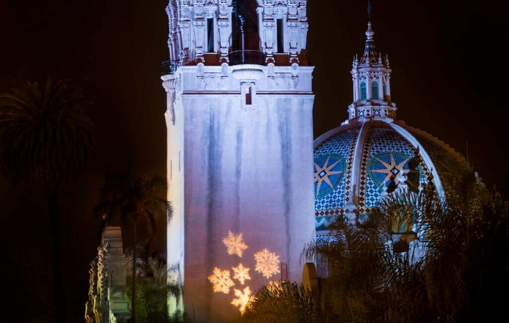 Fiocchi di neve proiettati sulla torre e sulla cupola del Museo degli Stati Uniti durante il San Diego December Nights a Balboa Park